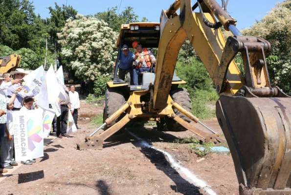 Inicia Gobernador trabajos de rehabilitación de la red de agua potable en Los Pinzanes 