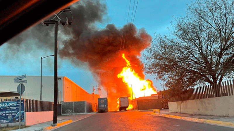 Incendio afecta a dos empresas en parque industrial de Apodaca, Nuevo León 