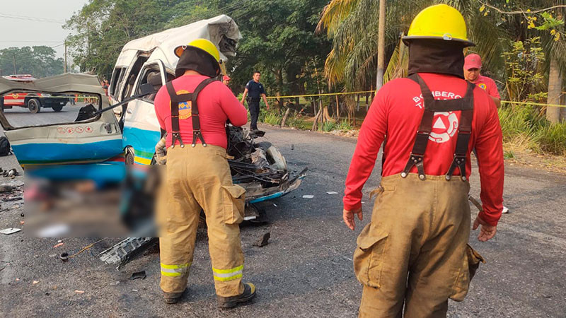Choque entre una camioneta y una combi en Tabasco deja 12 muertos