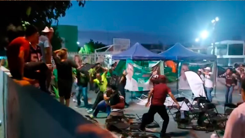 Morenistas y militantes del Verde Ecologista se enfrentan en mitín politico; Morena condena las agresiones 