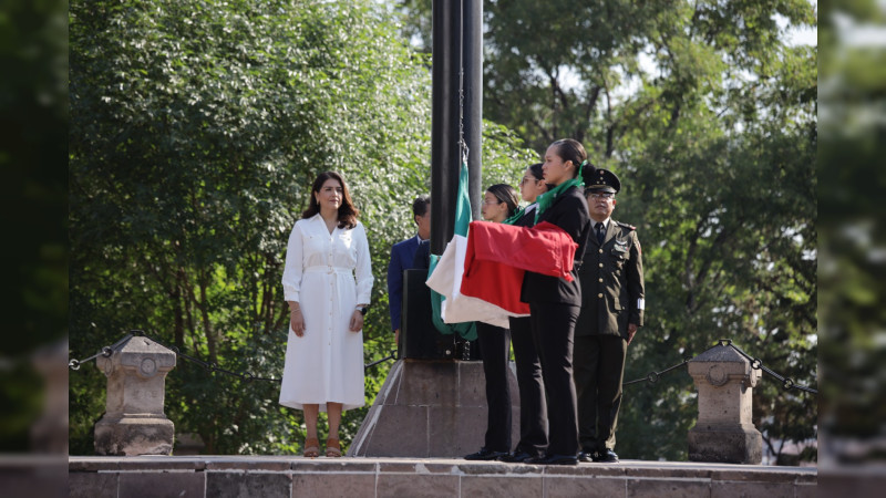 Con izamiento de Banderas inician festejos por 483 aniversario de Morelia 