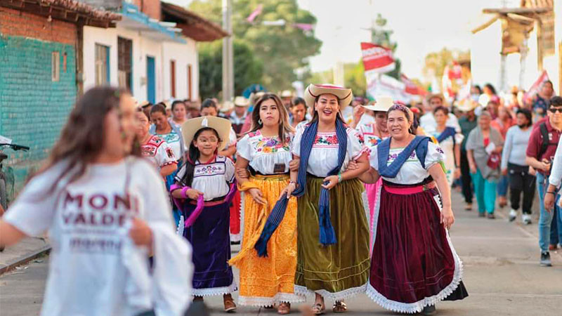 Tiríndaro va con Moni Valdez, familias salen a manifestar respaldo pleno 