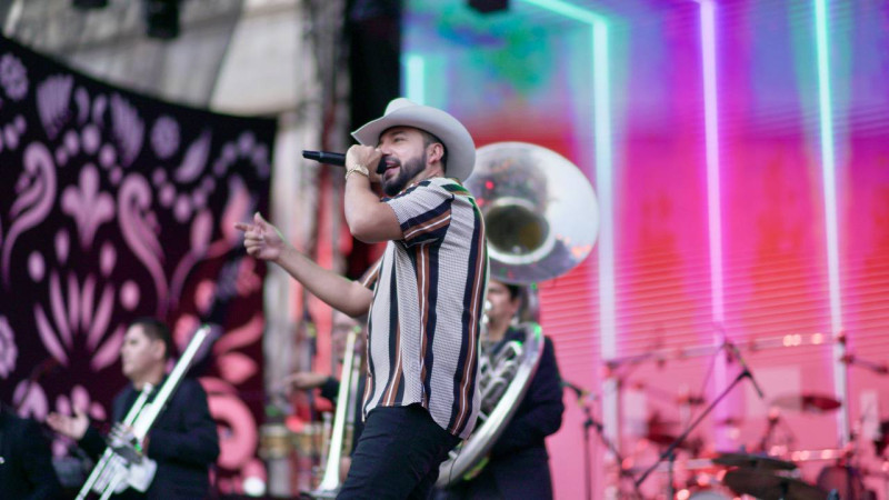 Fidel Rueda enciende con su ritmo el concierto de Aniversario de Morelia