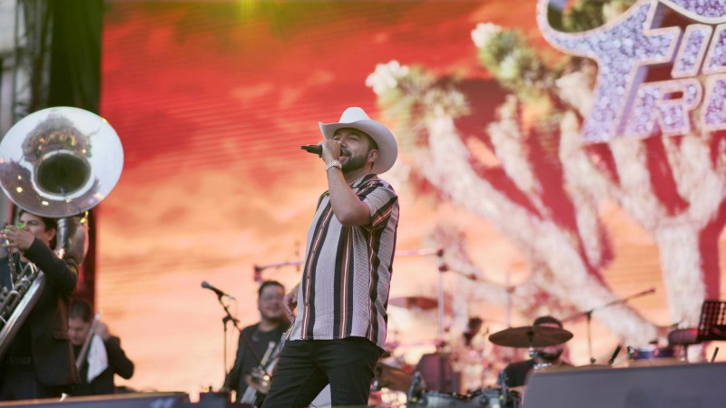 Fidel Rueda enciende con su ritmo el concierto de Aniversario de Morelia