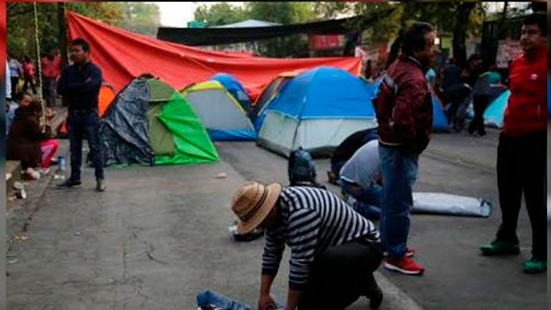 CNTE mantiene plantón en el Zócalo; exige a Marea Rosa respeto a su protesta 