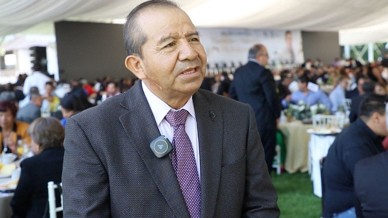Gonzalo, el maestro galardonado que aprendió de niños otomís 