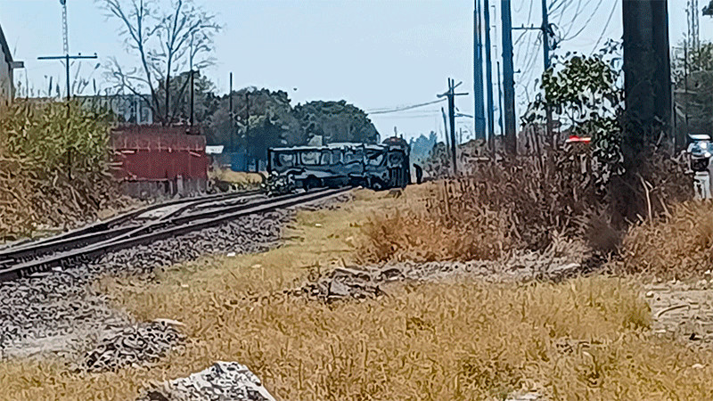 Camión de transporte de personal se incendia tras ser arrastrado por tren en Celaya, Guanajuato 