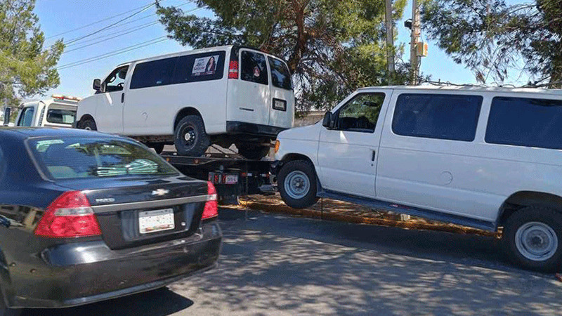 En Coahuila, aseguran 5 vagonetas con migrantes; detienen a dos 