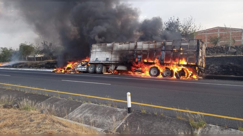 Se incendia tráiler en la de Occidente; solo hubo daños materiales  