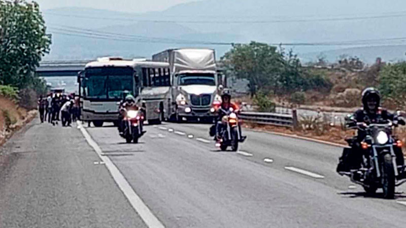 Estudiantes normalistas bloquean carretera Morelia-Pátzcuaro, en Michoacán 