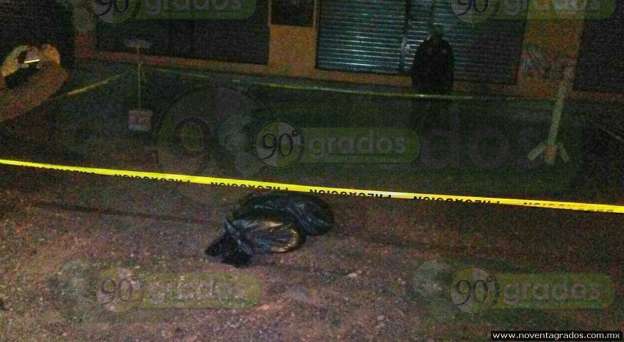 Michoacán: Dejan cadáver descuartizado junto a un bar - Foto 1 