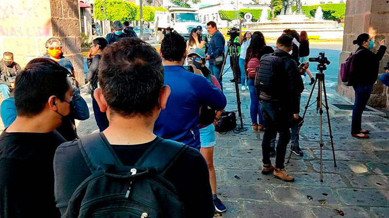 Xóchitl Gálvez y Álvarez Máynez firman compromiso para proteger a periodistas en México  