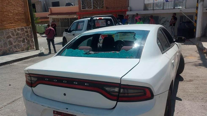 Balean automóvil de escoltas de candidato Mauricio Prieto en Zinapécuaro, Michoacán 