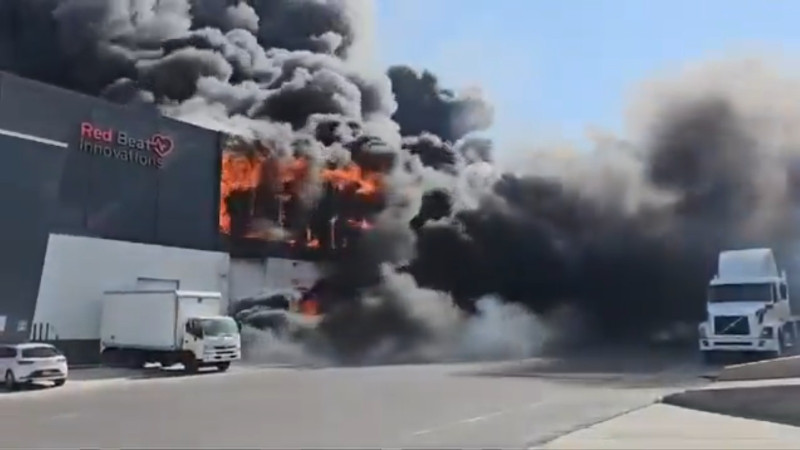 Fuerte incendio consume bodegas de parque industrial en Querétaro 