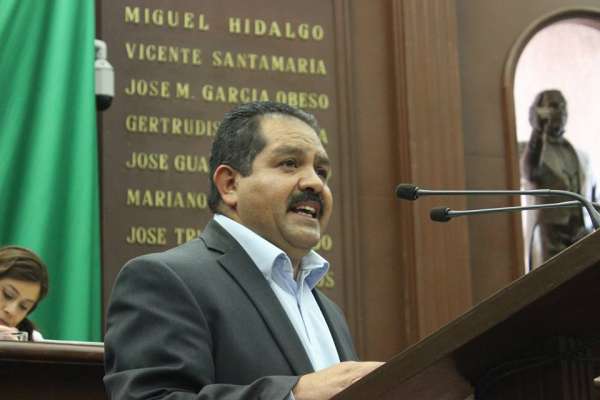José Guadalupe Aguilera propone mayores apoyos a los artesanos michoacanos 