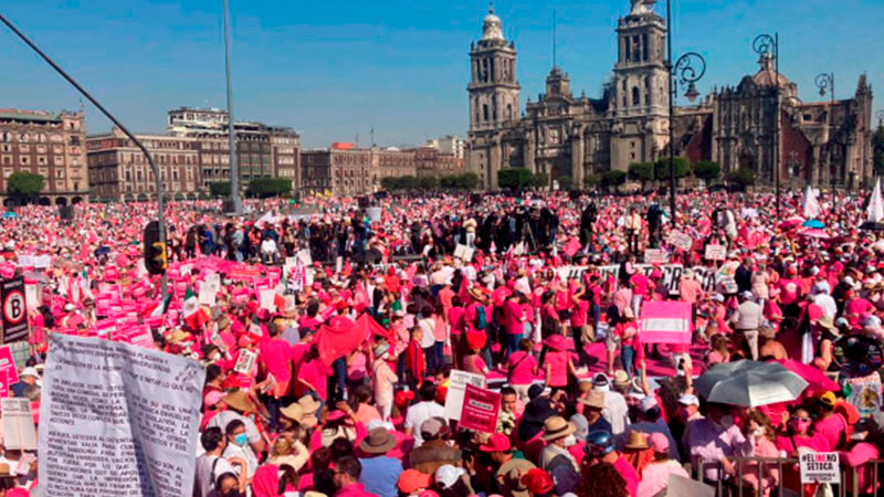 Grupo de infiltrados y de la CNTE se opuso a que se izara la bandera durante 'Marea Rosa': AMLO 