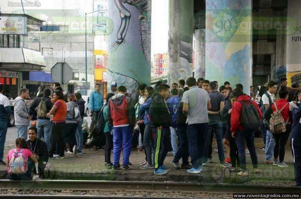 Contra visita de Peña Nieto, CNTE bloquea las vías del tren - Foto 1 