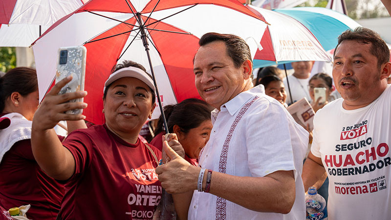 Huacho Díaz Mena casi concluye gira proselitista en Yucatán  