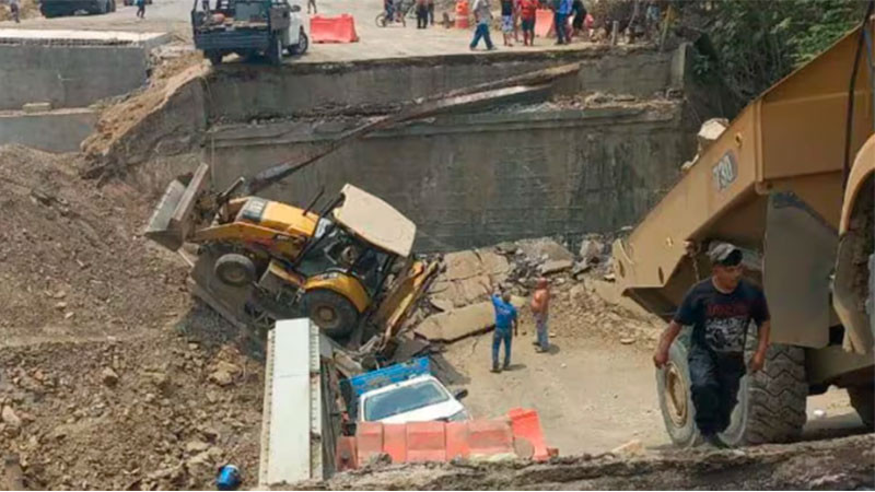 Colapsa puente vehicular en carretera Tamazunchale-Matlapa en San Luis Potosí 