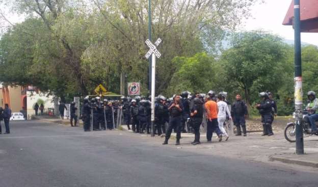 Policías desalojan vías del tren en Morelia; hay cuatro detenidos - Foto 0 