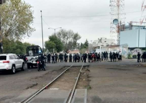 Policías desalojan vías del tren en Morelia; hay cuatro detenidos - Foto 1 