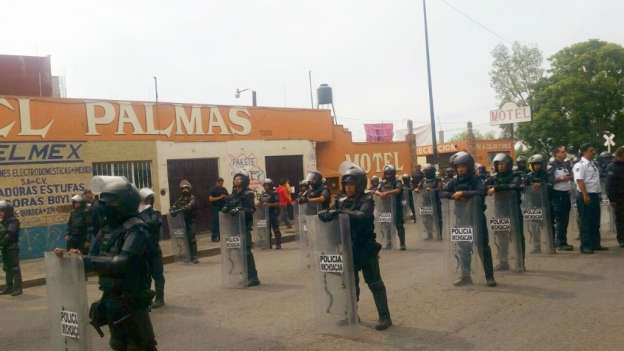 Policías desalojan vías del tren en Morelia; hay cuatro detenidos - Foto 3 