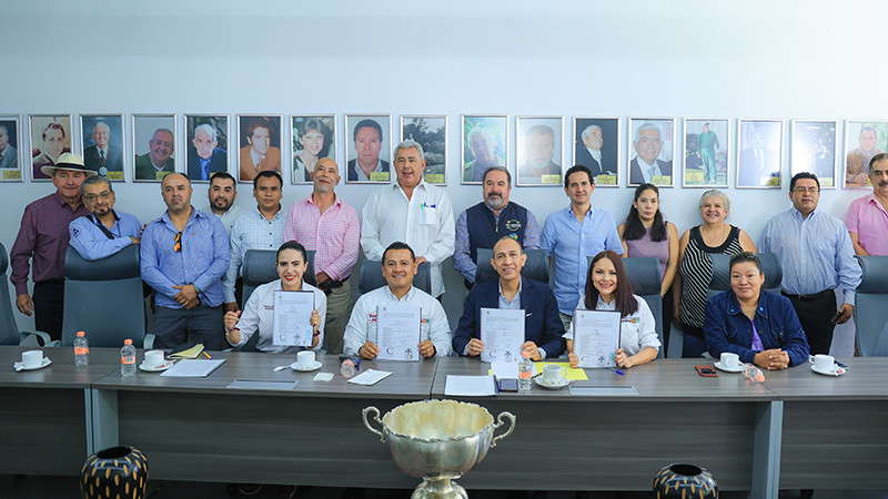 Torres Piña firma acuerdo de protección ambiental en Morelia