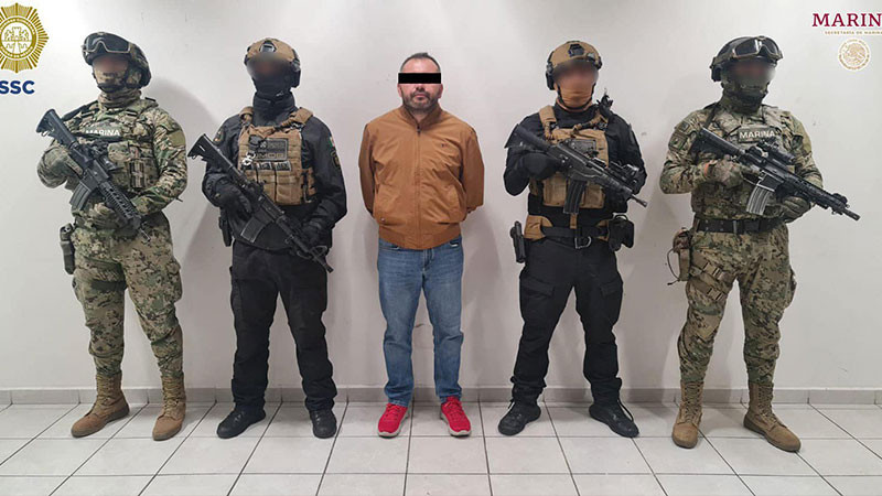 Desmantelan red de contrabando en el AICM; detienen a ex policía federal 