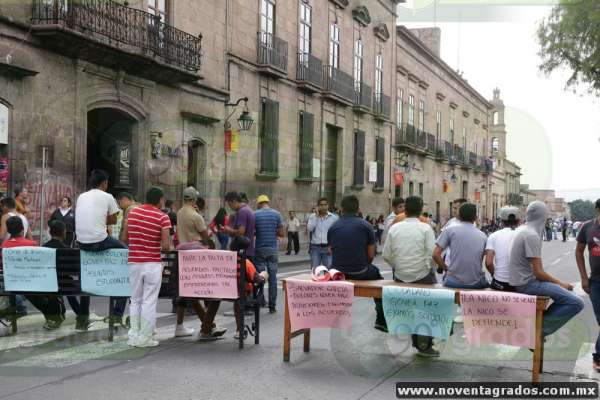 Moradores de albergue estudiantil bloquean avenida en Morelia - Foto 0 