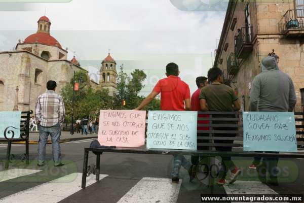 Moradores de albergue estudiantil bloquean avenida en Morelia - Foto 1 