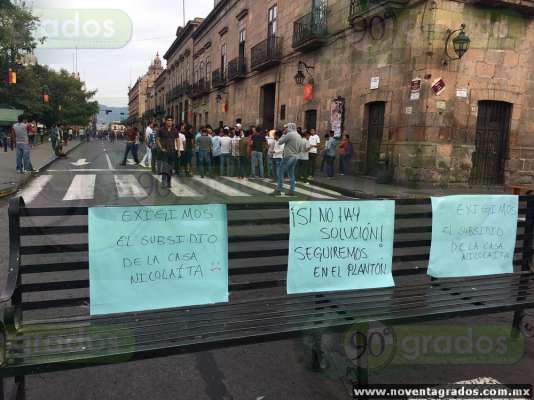 Moradores de albergue estudiantil bloquean avenida en Morelia - Foto 2 
