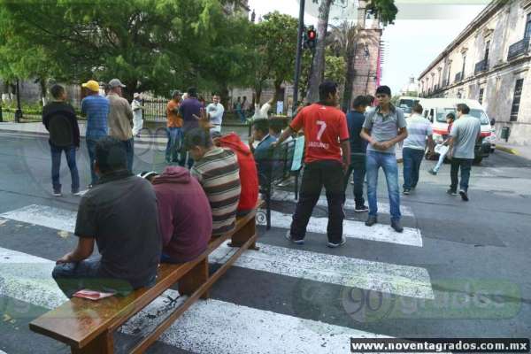 Moradores de albergue estudiantil bloquean avenida en Morelia - Foto 3 