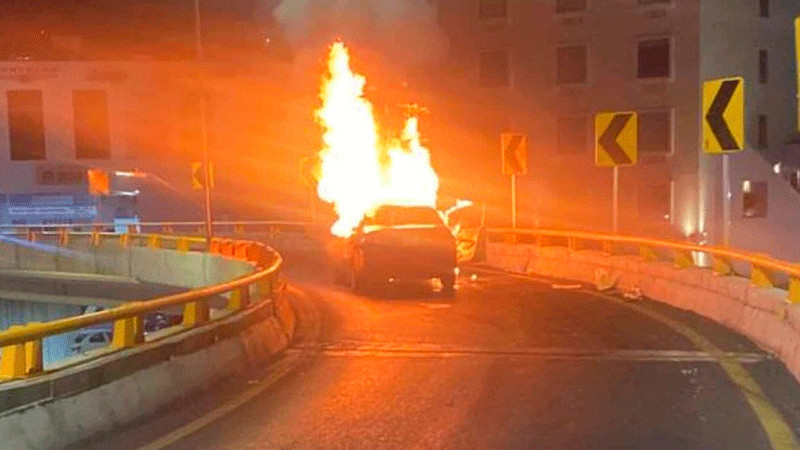Tras chocar contra una barrera de contención auto se incendia en Morelia, Michoacán; solo hubo daños 