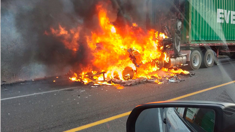 Se incendia tráiler en la Siglo XXI, hubo daños materiales 