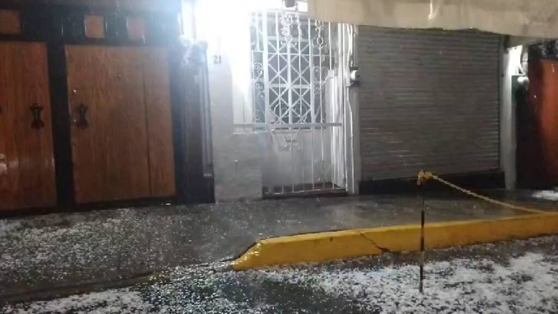 Fuertes granizadas impactan el Sur de la CDMX; granizo cubre la cancha del Estadio Azteca
