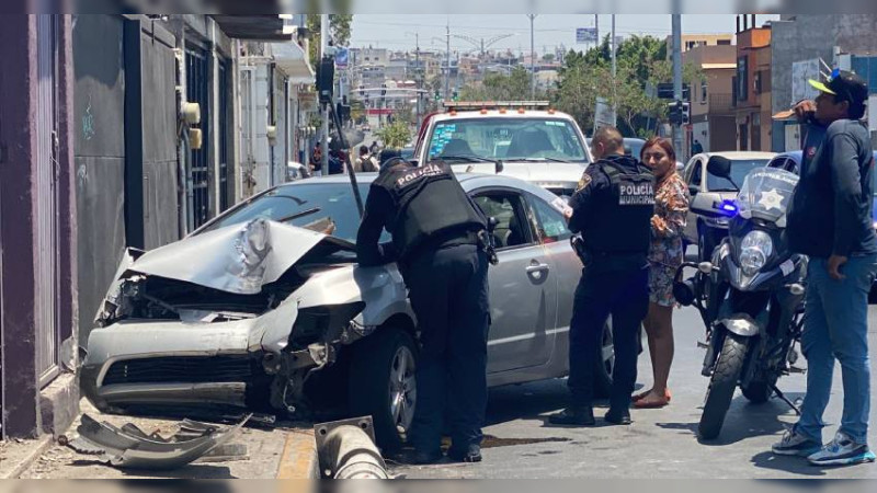 Aparatoso choque en avenida Pie de la Cuesta, Querétaro