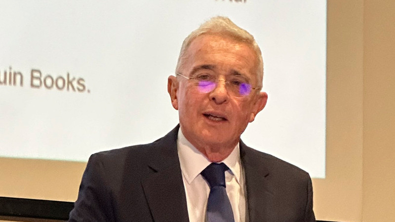 Fiscalía de Colombia acusa a expresidente Álvaro Uribe por soborno y fraude 