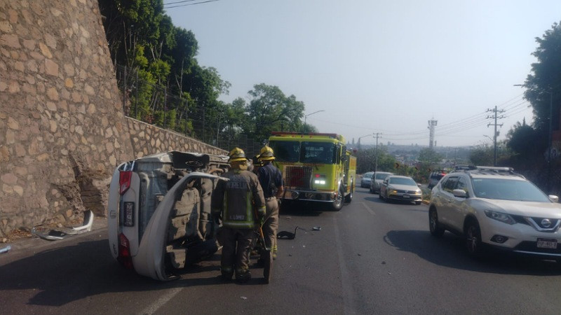 Vuelca vehículo en Morelia, Michoacán; hay tres heridos 