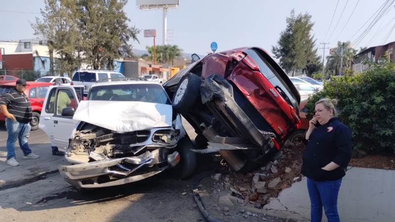 Choque en Morelia, Michoacán deja daños materiales 