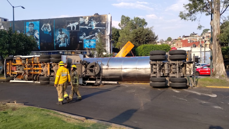 Vuelca pipa en Morelia, Michoacán; solo hubo daños materiales 