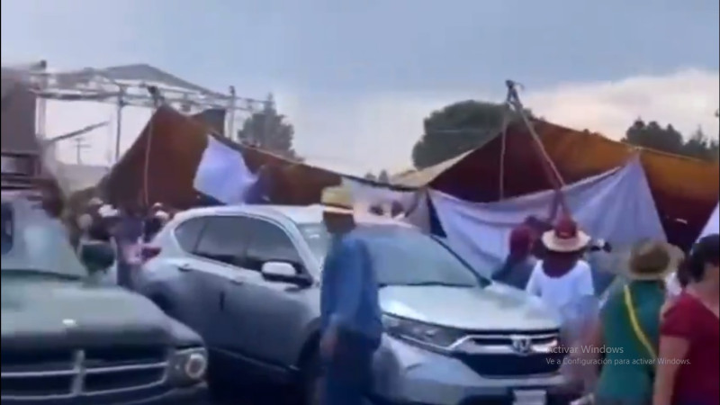 Lona cae sobre asistentes a cierre de campaña de candidato de Morena en Xonacatlán, Edomex 