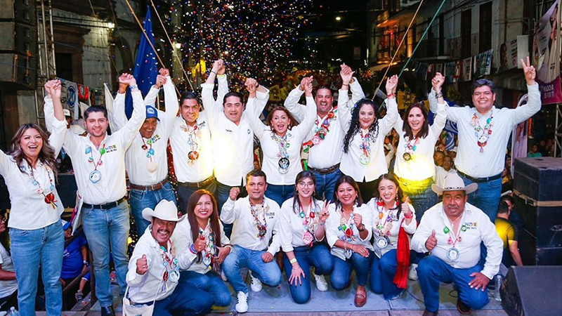 Arropan quiroguenses a Macarena Chávez