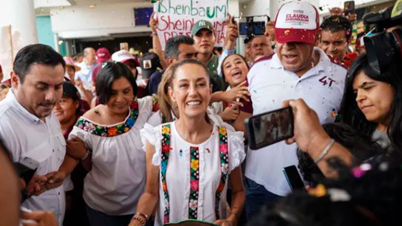 Entre porras y al ritmo de los tradicionales tamborileros de Tabasco, reciben a Claudia Sheinbaum en Villahermosa 