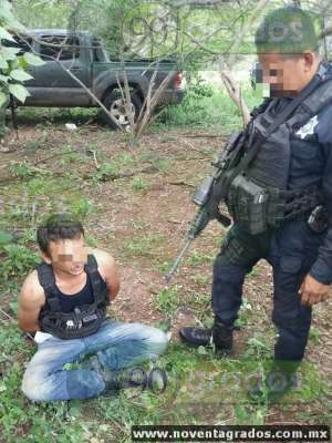 Detienen a dos hombres tras enfrentarse a policías y militares en Parácuaro, Michoacán - Foto 1 