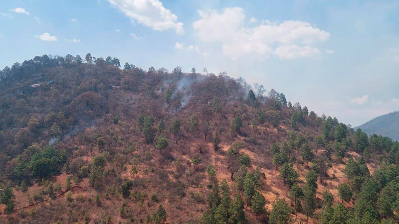 Helicóptero con helibalde combate incendio forestal en Zinapécuaro 