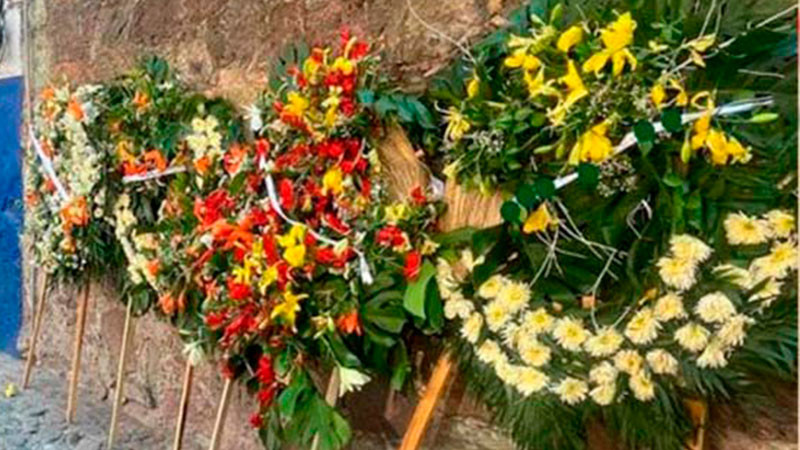 En Guanajuato aparecen coronas fúnebres dedicadas a candidata del PAN-PRI-PRD 