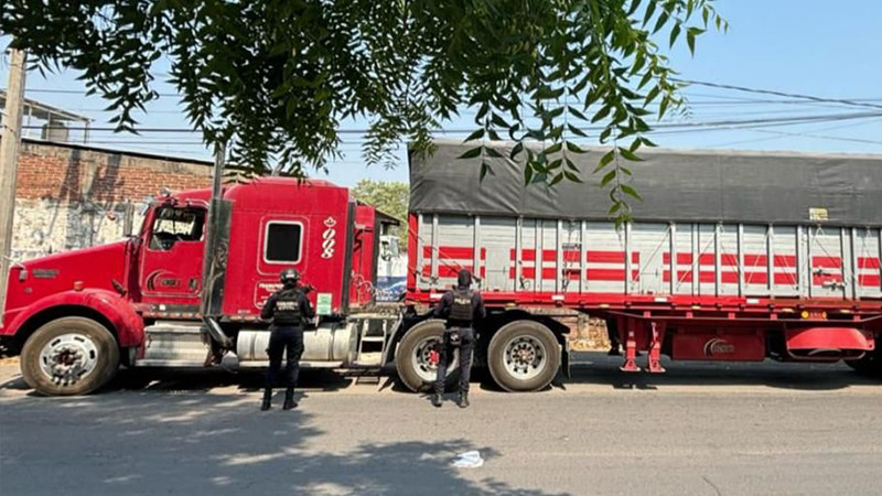 Detienen en Apatzingán, Michoacán a un sujeto con un tráiler robado 