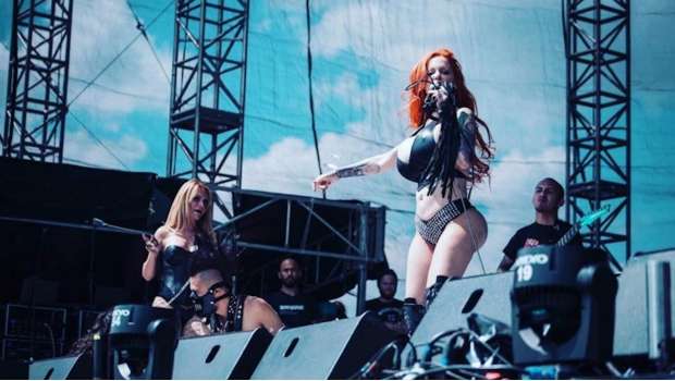  Sabrina dejó muy poco a la imaginación a sus asistentes durante un concierto  