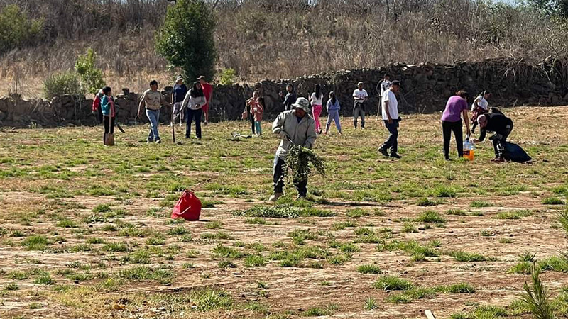Estudiantes ponen manos a la obra para limpiar el Cecytem Huecorio