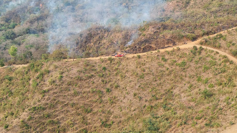 Se suma helicóptero para sofocar incendio forestal en Lázaro Cárdenas